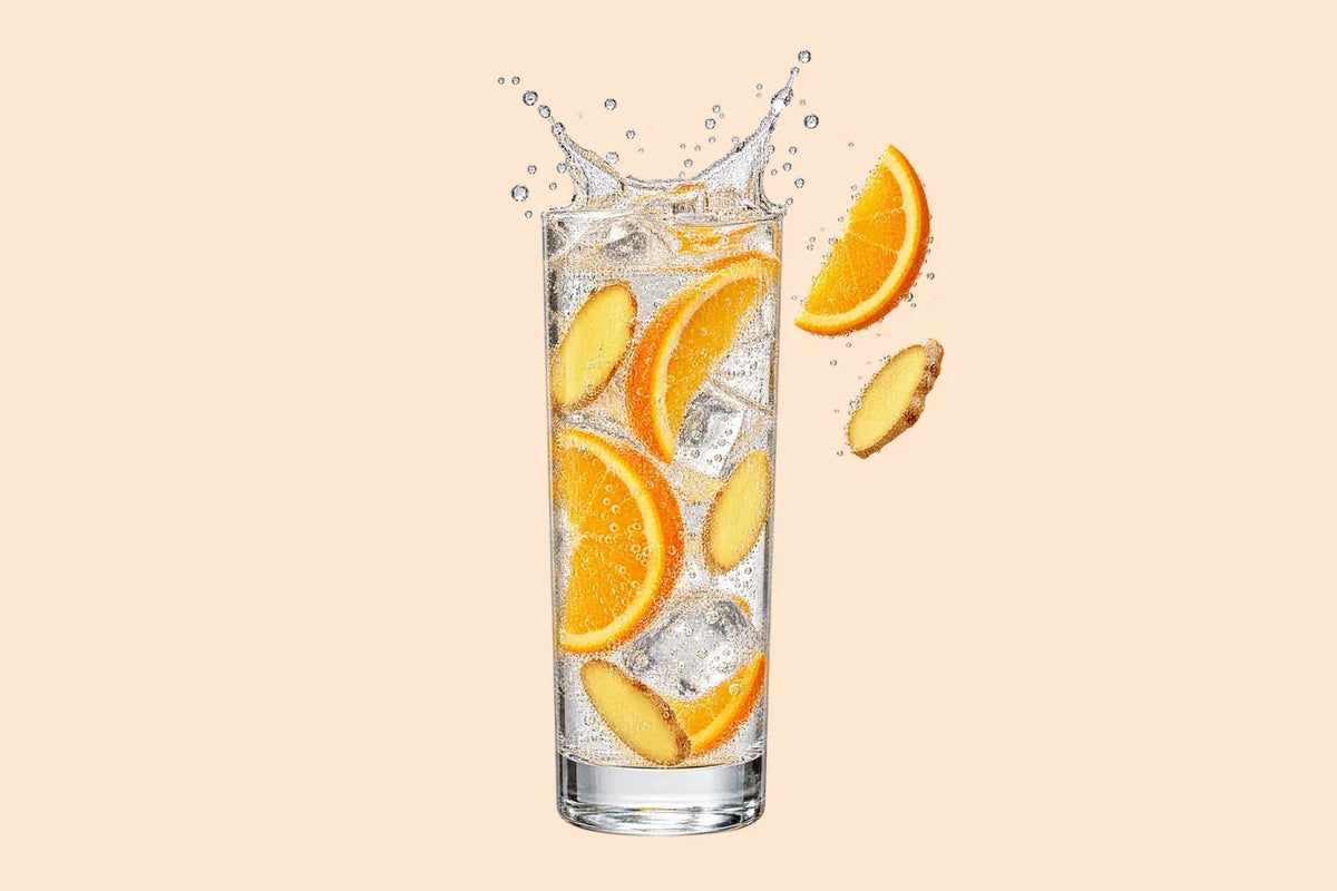 Copo de água com gás com laranja e gengibre