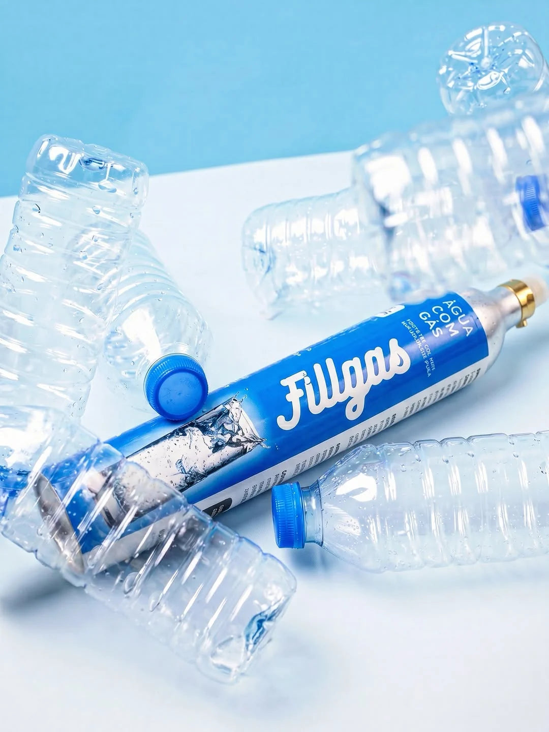 Cilindro Fillgas no meio de garrafas plásticas vazias
