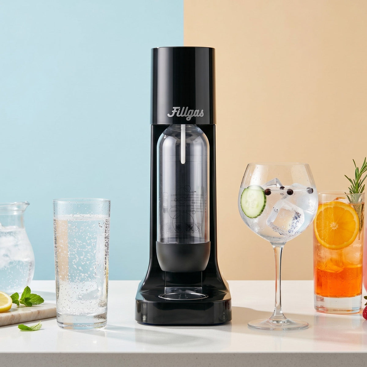 Máquina Fillgas preta na mesa com copos de água com gás e drinks
