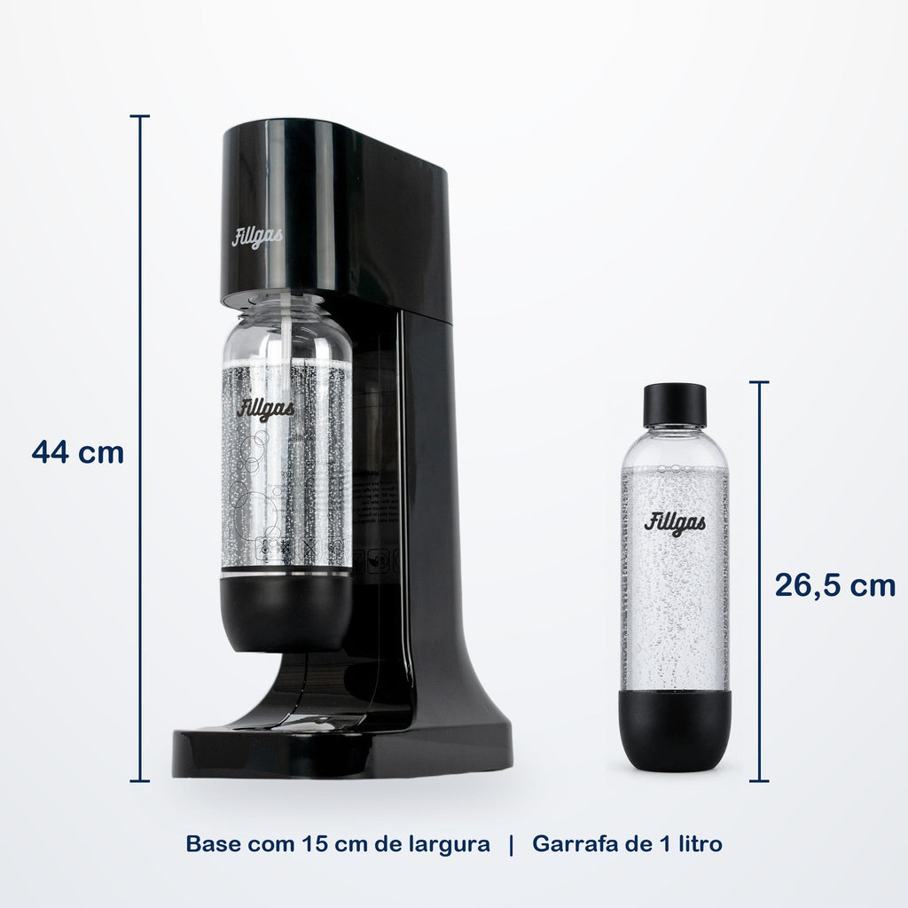 Medidas da máquina Fillgas preta: 44 cm de altura, base de 15 cm e garrafa de 1 litro com 26,5 cm