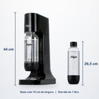 Medidas da máquina Fillgas preta: 44 cm de altura, base de 15 cm e garrafa de 1 litro com 26,5 cm