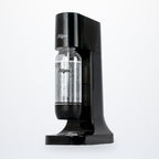 Máquina para gaseificar água Fillgas preta com garrafa de água com gás